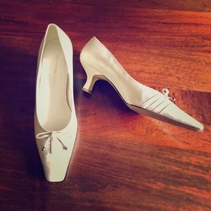 Bandolino taupe leather kitten heels